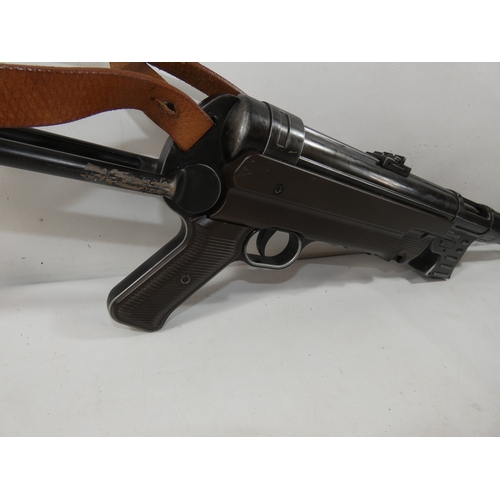 349 - A 20TH CENTURY MP 40 .177 CALIBRE AIR PISTOL/AIR RIFLE, 25CM BARREL, LENGTH 83CM, REGISTRATION MARK ... 