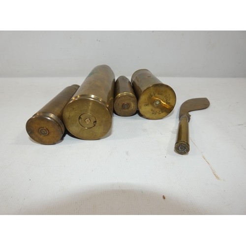 351 - A COLLECTION OF FOUR BRASS SHELL CASES AND A TRENCH ART PAPER KNIFE MADE FROM A BULLET CASE, HEIGHTS... 