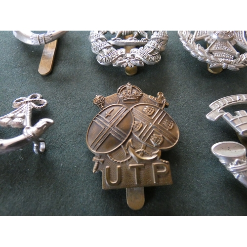 358 - A WORLD WAR II UPPER THAMES PATROL HOME GUARD CAP BADGE, RIFLE BRIGADE AND LIGHT INFANTRY BADGES (6)