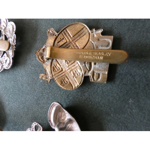 358 - A WORLD WAR II UPPER THAMES PATROL HOME GUARD CAP BADGE, RIFLE BRIGADE AND LIGHT INFANTRY BADGES (6)