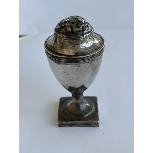 38 - A HALLMARKED LONDON SILVER PEPPERETTE GROSS WEIGHT 35.23 GRAMS
