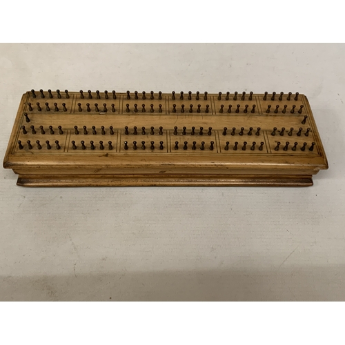 10 - A VINTAGE WOODEN PORCUPINE (OR HEDGEHOG) PULL UP CRIBBAGE BOARD