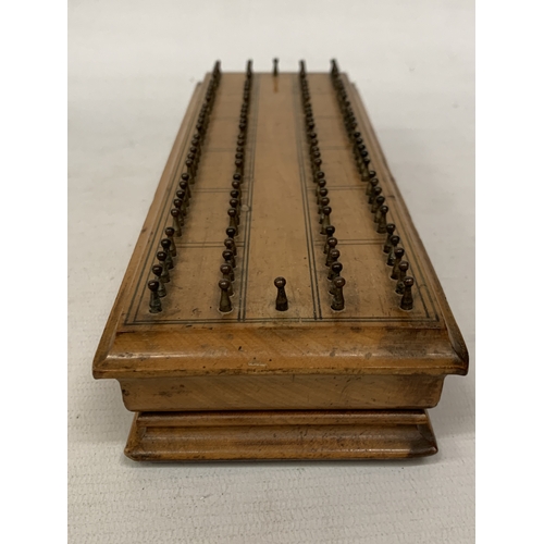 10 - A VINTAGE WOODEN PORCUPINE (OR HEDGEHOG) PULL UP CRIBBAGE BOARD