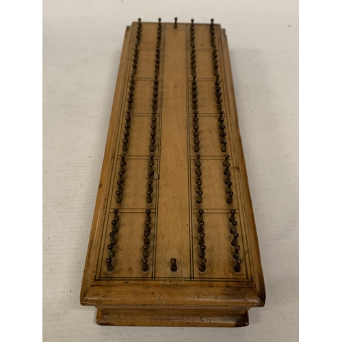 10 - A VINTAGE WOODEN PORCUPINE (OR HEDGEHOG) PULL UP CRIBBAGE BOARD