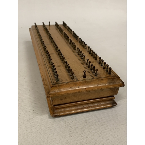 10 - A VINTAGE WOODEN PORCUPINE (OR HEDGEHOG) PULL UP CRIBBAGE BOARD