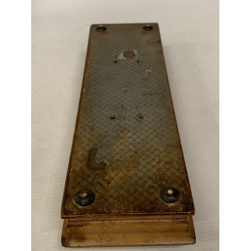 10 - A VINTAGE WOODEN PORCUPINE (OR HEDGEHOG) PULL UP CRIBBAGE BOARD