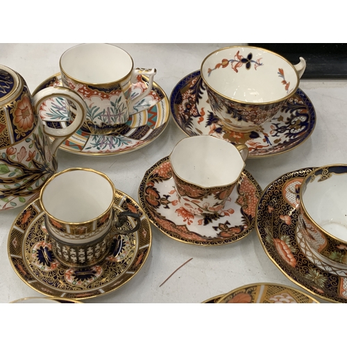 3 - A COLLECTION OF ROYAL CROWN DERBY TO INCLUDE A DERBY PORCELAIN 