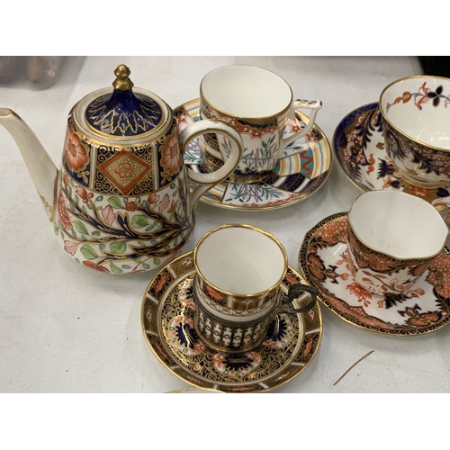 3 - A COLLECTION OF ROYAL CROWN DERBY TO INCLUDE A DERBY PORCELAIN 