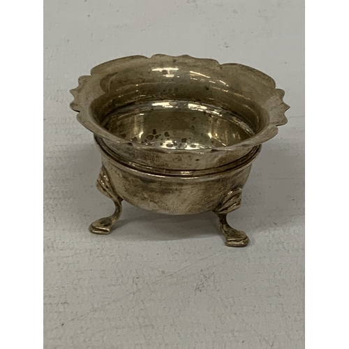 4 - THREE PIECES OF HALLMARKED BIRMINGHAM SILVER - TWO SALTS AND A MUSTARD POT (SPOON EPNS), SILVER WEIG... 
