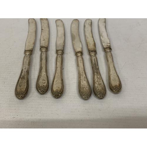 5 - SIX KNIVES WITH HALLMARKED SHEFFIELD SILVER HANDLES, GROSS WEIGHT 126.59g
