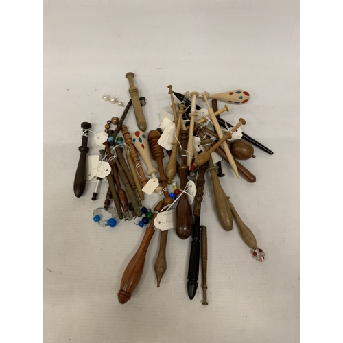6 - A LARGE COLLECTION OF LACE MAKING BOBBINS WITH VARIOUS TYPES OF WOODS