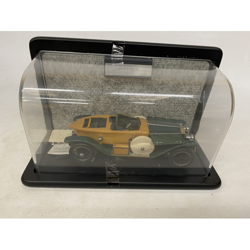 56 - A 1:24 SCALE FRANKLIN MINT MODEL OF A 1914 ROLLS-ROYCE IN A DISPLAY CASE