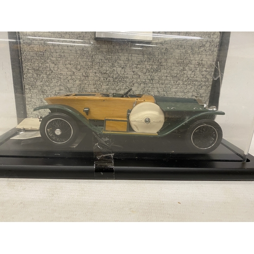 56 - A 1:24 SCALE FRANKLIN MINT MODEL OF A 1914 ROLLS-ROYCE IN A DISPLAY CASE