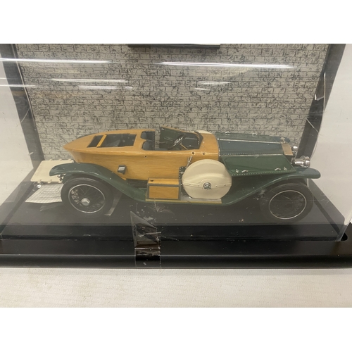 56 - A 1:24 SCALE FRANKLIN MINT MODEL OF A 1914 ROLLS-ROYCE IN A DISPLAY CASE