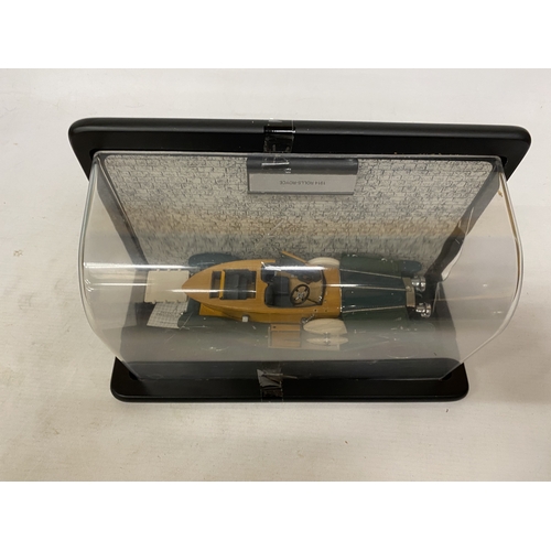 56 - A 1:24 SCALE FRANKLIN MINT MODEL OF A 1914 ROLLS-ROYCE IN A DISPLAY CASE