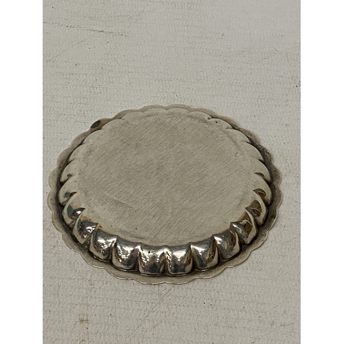 19 - A HALLMARKED BIRMINGHAM SILVER ROUND COASTER, WEIGHT 35.8g