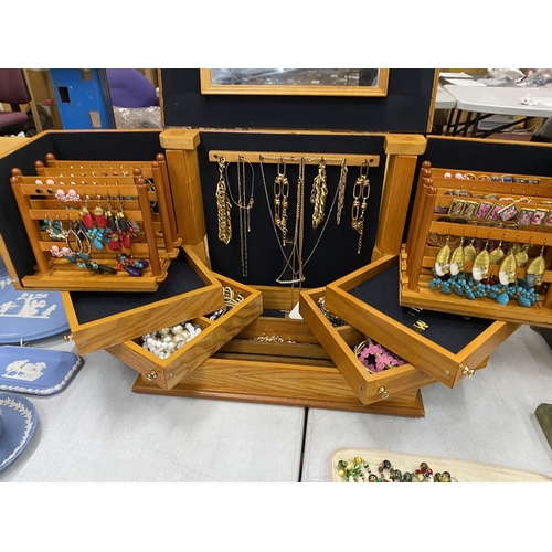 33 - A LARGE PINE JEWELLERY BOX WITH VARIOUS COMPARTMENTS AND MIRROR CONTAING A QUANTITY OF COSTUME JEWEL... 