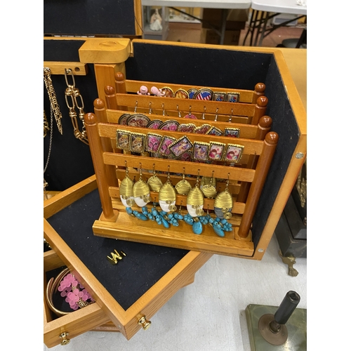 33 - A LARGE PINE JEWELLERY BOX WITH VARIOUS COMPARTMENTS AND MIRROR CONTAING A QUANTITY OF COSTUME JEWEL... 
