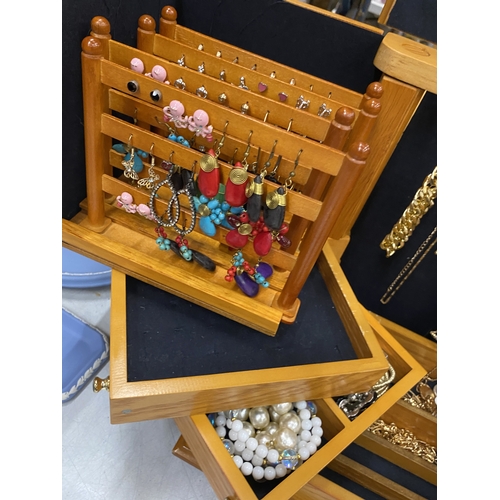 33 - A LARGE PINE JEWELLERY BOX WITH VARIOUS COMPARTMENTS AND MIRROR CONTAING A QUANTITY OF COSTUME JEWEL... 