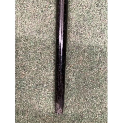 50 - A VINTAGE WALKING CANE WITH A DARK EBONIZED WOODEN SHAFT AND HALLMARKED BIRMINGHAM SILVER HANDLE