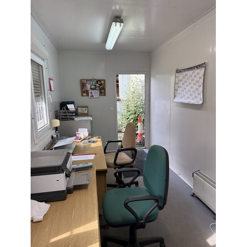 100 - A PORTABLE 20FT x 8FT OFFICE UNIT WITH TOILET FACILITIES TO ONE END AND WITH SOME OF THE OFFICE FURN... 