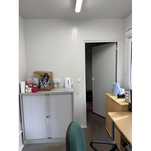 100 - A PORTABLE 20FT x 8FT OFFICE UNIT WITH TOILET FACILITIES TO ONE END AND WITH SOME OF THE OFFICE FURN... 