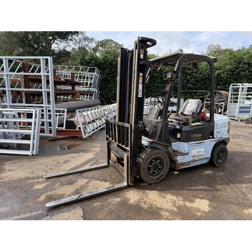 105 - A 2018 UTILEV UT25P FORKLIFT WITH 3.6M LIFT HEIGHT AND 2.4T LIFT CAPACITY, APPROX 4200HRS ON THE CLO... 