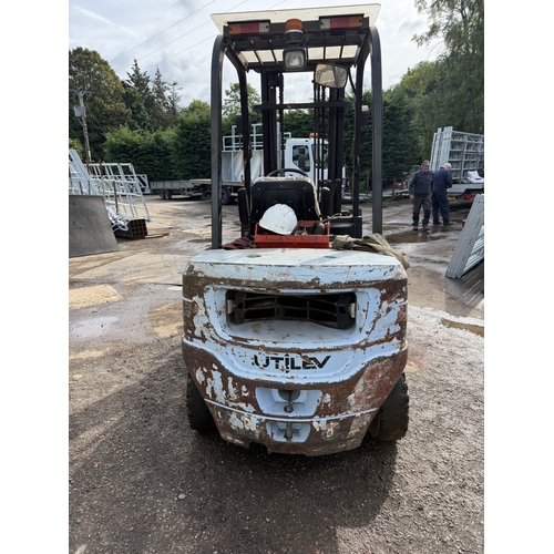 105 - A 2018 UTILEV UT25P FORKLIFT WITH 3.6M LIFT HEIGHT AND 2.4T LIFT CAPACITY, APPROX 4200HRS ON THE CLO... 