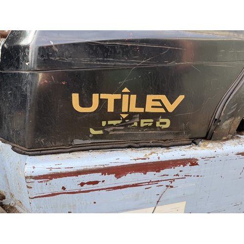 105 - A 2018 UTILEV UT25P FORKLIFT WITH 3.6M LIFT HEIGHT AND 2.4T LIFT CAPACITY, APPROX 4200HRS ON THE CLO... 