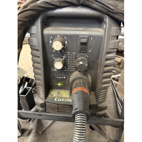108 - A VICTOR THERMAL DYNAMICS 3 PHASE PLASMA CUTTER ON TROLLEY BASE GOOD WORKING ORDER WHILST ALL DESCRI... 
