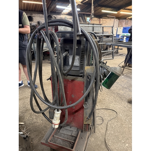 108 - A VICTOR THERMAL DYNAMICS 3 PHASE PLASMA CUTTER ON TROLLEY BASE GOOD WORKING ORDER WHILST ALL DESCRI... 