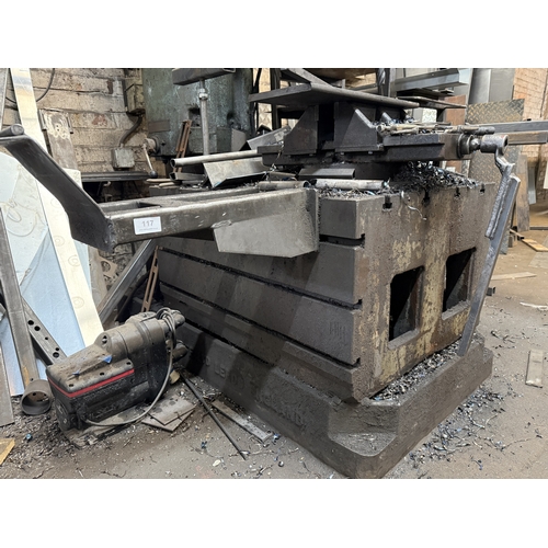 117 - A LARGE HEAVY DUTY ENGINEERS METAL WORKING BLOCK