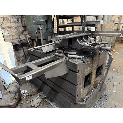 117 - A LARGE HEAVY DUTY ENGINEERS METAL WORKING BLOCK