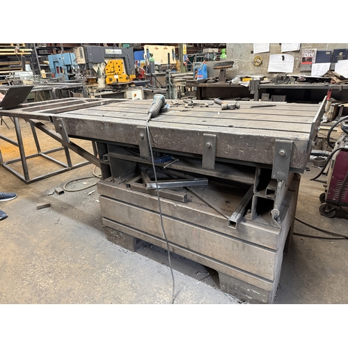 118 - A LARGE HEAVY DUTY ENGINEERS METAL WORKING BENCH WITH EXTENSION (2.5M x 1M)