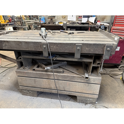 118 - A LARGE HEAVY DUTY ENGINEERS METAL WORKING BENCH WITH EXTENSION (2.5M x 1M)