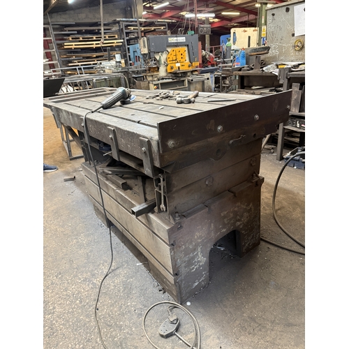 118 - A LARGE HEAVY DUTY ENGINEERS METAL WORKING BENCH WITH EXTENSION (2.5M x 1M)