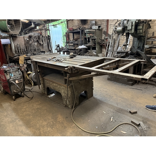 118 - A LARGE HEAVY DUTY ENGINEERS METAL WORKING BENCH WITH EXTENSION (2.5M x 1M)