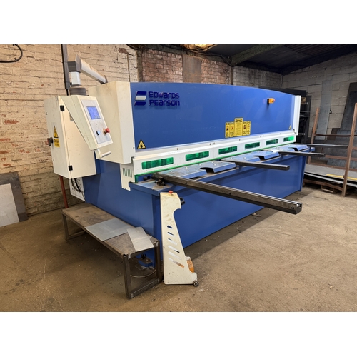 119 - AN EDWARDS PEARSON 3 PHASE METAL WORKING GUILLOTINE/ HYDRAULIC SHEARING MACHINE, CUTS 3.2M LONG,8MM ... 