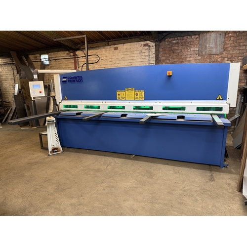 119 - AN EDWARDS PEARSON 3 PHASE METAL WORKING GUILLOTINE/ HYDRAULIC SHEARING MACHINE, CUTS 3.2M LONG,8MM ... 
