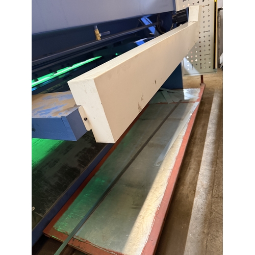 119 - AN EDWARDS PEARSON 3 PHASE METAL WORKING GUILLOTINE/ HYDRAULIC SHEARING MACHINE, CUTS 3.2M LONG,8MM ... 