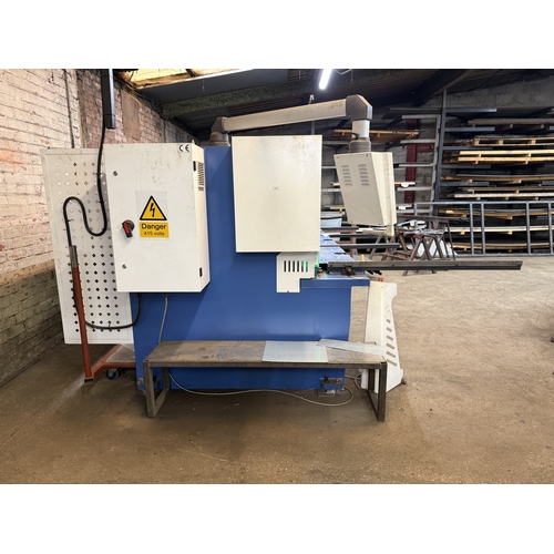 119 - AN EDWARDS PEARSON 3 PHASE METAL WORKING GUILLOTINE/ HYDRAULIC SHEARING MACHINE, CUTS 3.2M LONG,8MM ... 