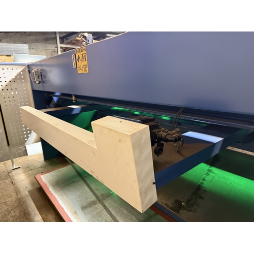 119 - AN EDWARDS PEARSON 3 PHASE METAL WORKING GUILLOTINE/ HYDRAULIC SHEARING MACHINE, CUTS 3.2M LONG,8MM ... 