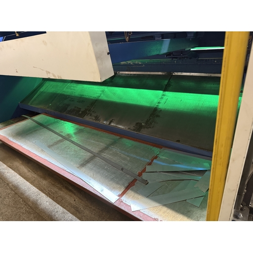 119 - AN EDWARDS PEARSON 3 PHASE METAL WORKING GUILLOTINE/ HYDRAULIC SHEARING MACHINE, CUTS 3.2M LONG,8MM ... 