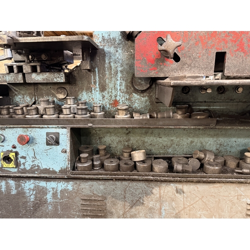 121 - A KINGSLAND HYDRAULIC MULTIFUNCTIONAL METAL WORKING MACHINE WITH VARIOUS TOOLING ITEMS GOOD WORKING ... 