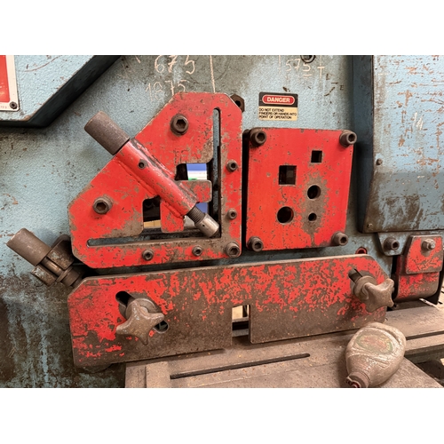 121 - A KINGSLAND HYDRAULIC MULTIFUNCTIONAL METAL WORKING MACHINE WITH VARIOUS TOOLING ITEMS GOOD WORKING ... 
