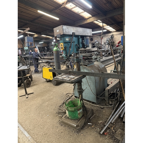 123 - AN UPRIGHT HEAVY DUTY F O'BRIAN AND CO LTD LOW SPEED PILLAR DRILL GOOD WORKING ORDER WHILST ALL DESC... 