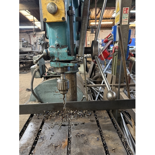 123 - AN UPRIGHT HEAVY DUTY F O'BRIAN AND CO LTD LOW SPEED PILLAR DRILL GOOD WORKING ORDER WHILST ALL DESC... 