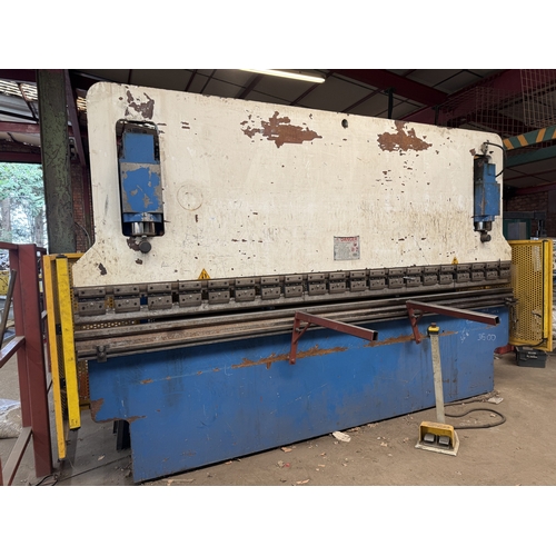 124 - A THREE PHASE 4M METAL HYDRAULIC 5MM CAPACITY HYDRAULIC PRESS BRAKE METAL FOLDING MACHINE GOOD WORKI... 