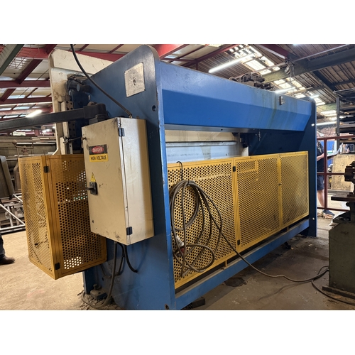 124 - A THREE PHASE 4M METAL HYDRAULIC 5MM CAPACITY HYDRAULIC PRESS BRAKE METAL FOLDING MACHINE GOOD WORKI... 