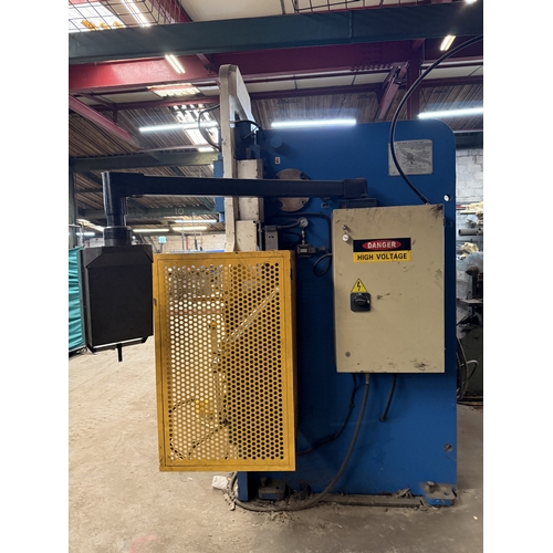 124 - A THREE PHASE 4M METAL HYDRAULIC 5MM CAPACITY HYDRAULIC PRESS BRAKE METAL FOLDING MACHINE GOOD WORKI... 